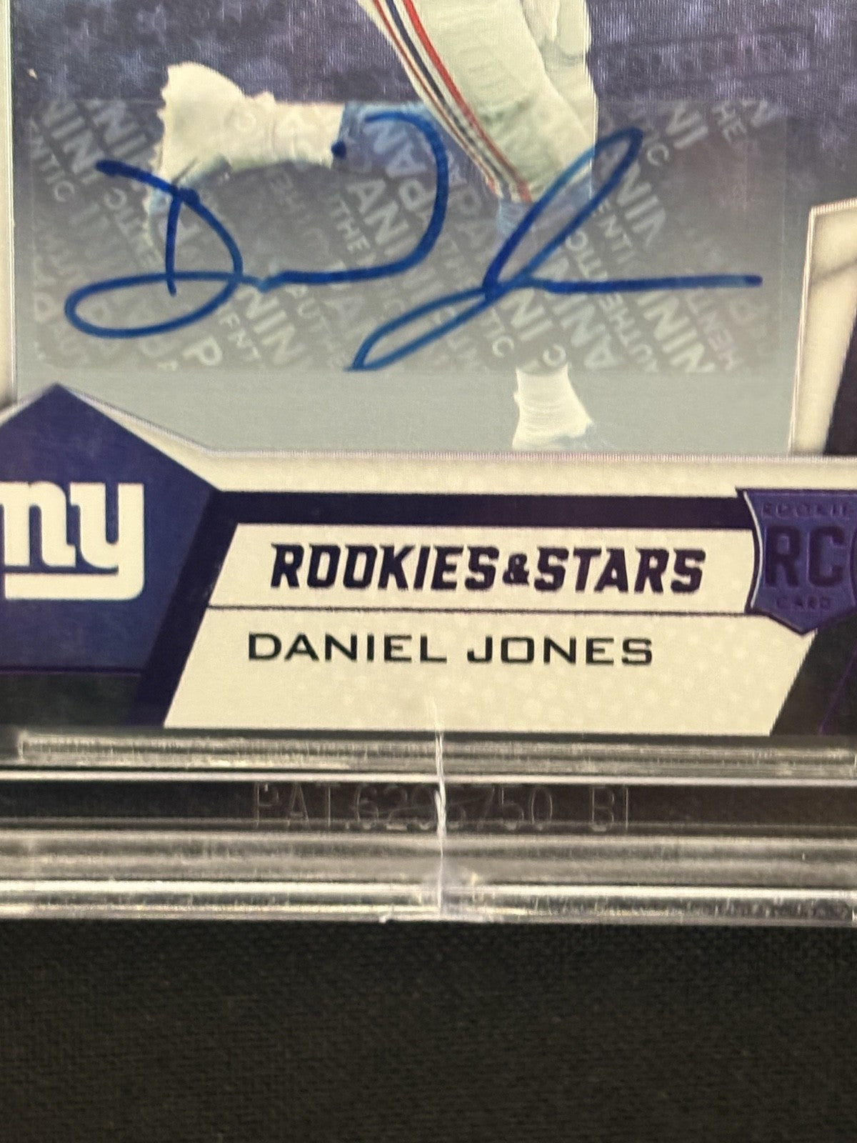 2019 R&S #134 Daniel Jones Auto RC Longevity Purple /25 BGS 9 *Cracked Slab* 855